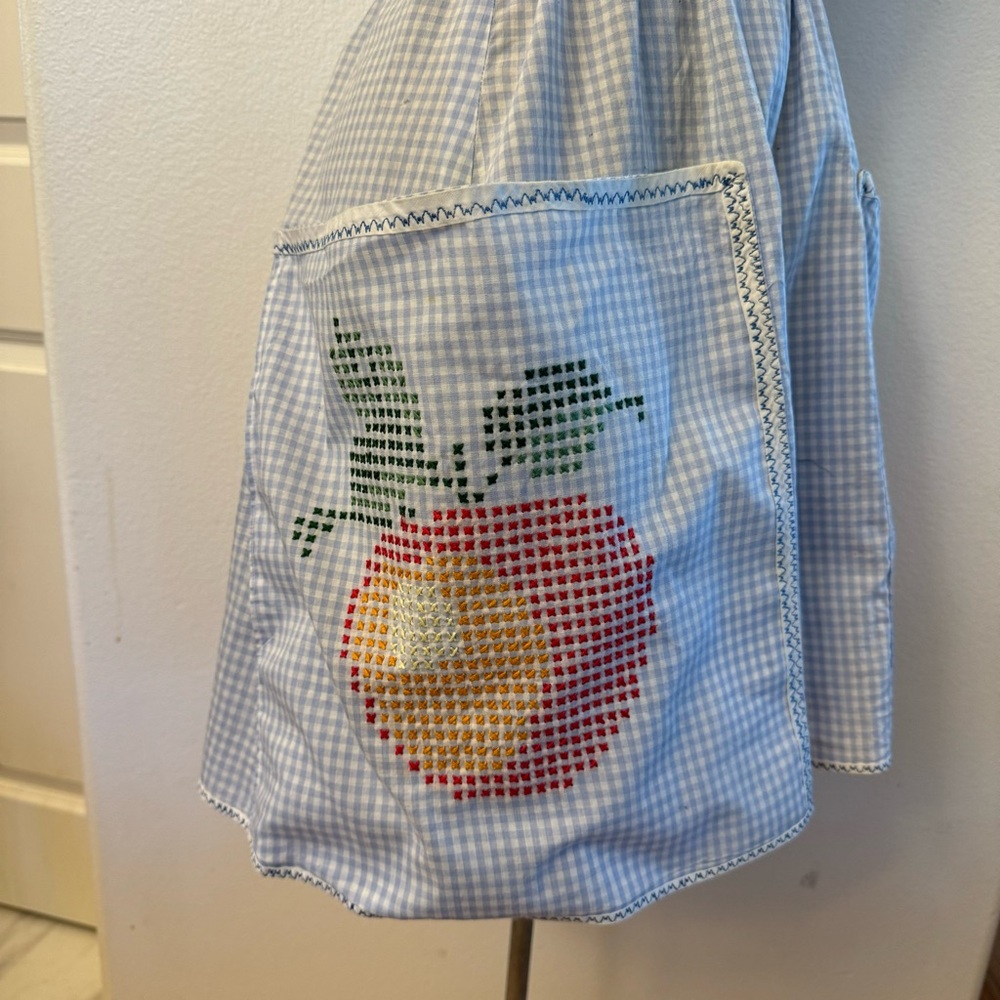 Vintage Gingham Apron with Apple Embroidery - Picture 5 of 10